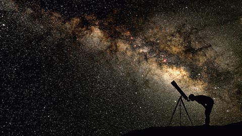 享用调入陨星尘埃的美酒与佳肴，用高倍GPS望远镜观赏南方天空的星辰、星座与星系。