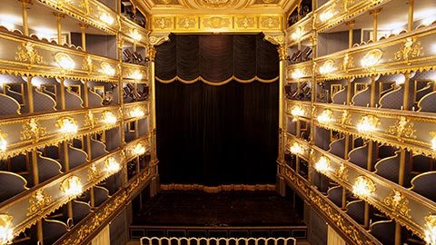 Assista a uma récita exclusiva de <em>Don Giovanni</em>, de Mozart, no famoso Estates Theatre, seguida de um jantar gourmet no terraço de nossa cobertura, com direito a música de orquestra tocada ao vivo.