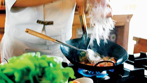 参加我们的烹饪课程及本地探索行程，轻松掌握泰式美食制作的秘诀。