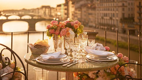Deguste um jantar romântico a dois em um terraço privativo, debruçado sobre um dos cartões-postais de Florença e com vista para um glorioso pôr-do-sol.