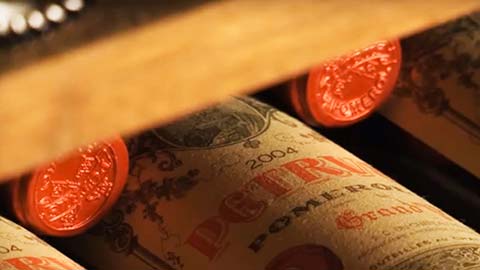 Aventure-se pela adega centenária do hotel para experimentar os vinhos das regiões vinícolas mais famosas do mundo.