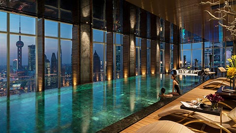 Насладитесь неповторимыми видами небоскребов Шанхая и попробуйте запоминающееся полночное купание в роскошном панорамном бассейне, который будет в вашем распоряжении после 11 вечера.