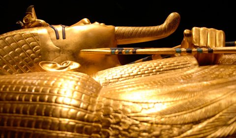 夜游开罗著名的埃及博物馆，欣赏数千件珍贵文物。