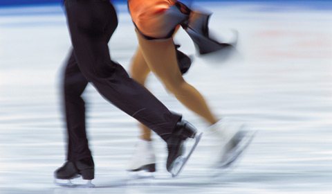 与两度得奖的奥运会花样滑冰名将一起冰上起舞。